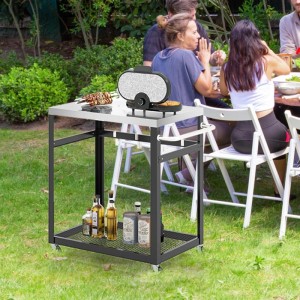 Schwarzer Grillwagen mit Edelstahl-Arbeitsplatte, 2 Ablagen, 4 Rollen und Haken. Ideal für Outdoor-Kochen im Garten.