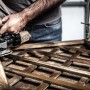 Worx Schwingschleifer WX642.1 in Aktion beim Schleifen von Holz.