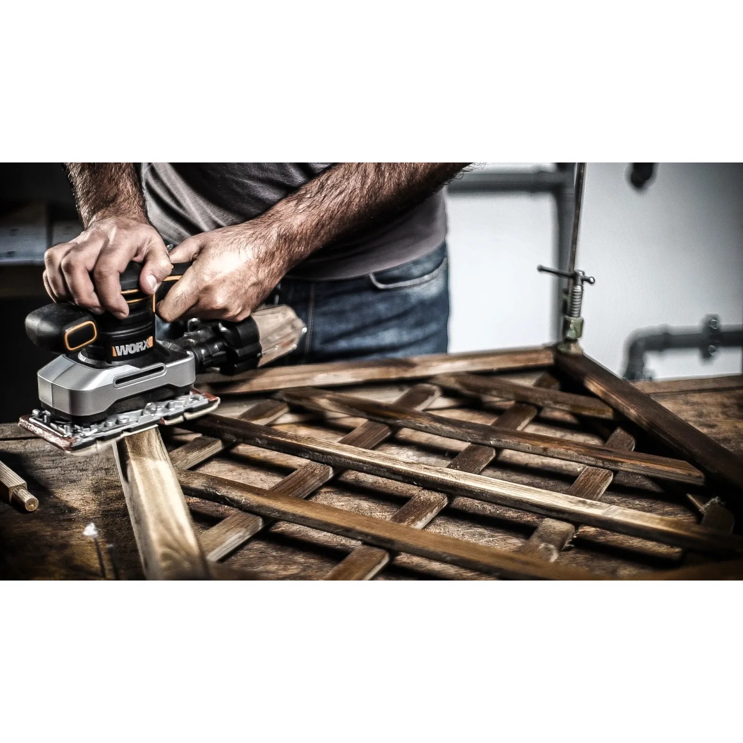 Worx Schwingschleifer WX642.1 in Aktion beim Schleifen von Holz.