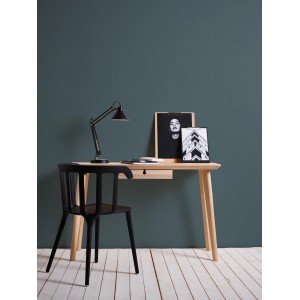 Blau gestrichene Wand mit Vliestapete Uni Matt Leicht Strukturiert FSC®, zu sehen im Arbeitszimmer.