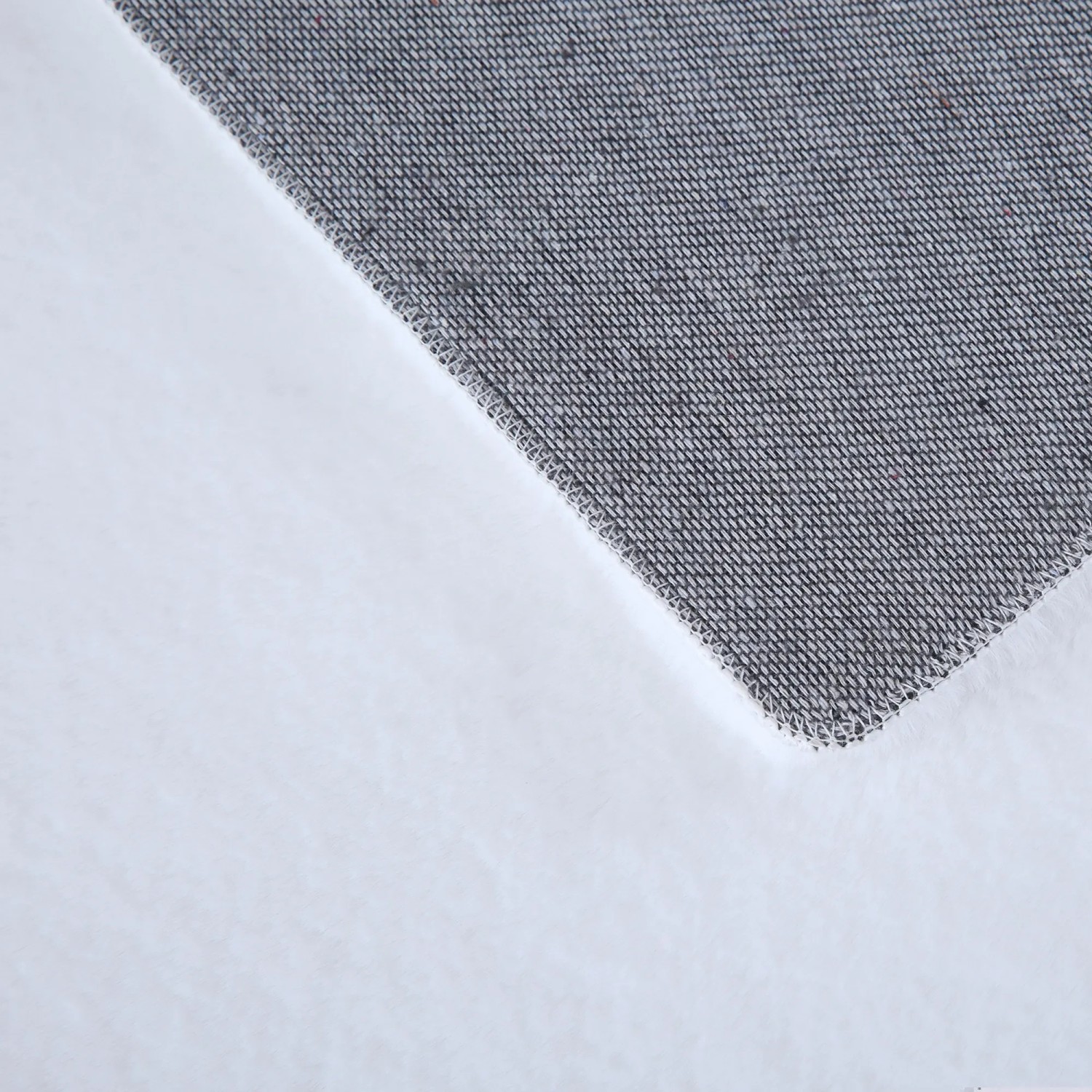 Detailaufnahme: Weißer Ayyildiz Kurzflorteppich Pouffy, Ø 120 cm.
