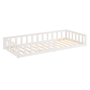 Weißes Kinderbett 90x200 cm aus Holz mit Rausfallschutz und Lattenrost. Bodenbett für sicheren Schlaf.