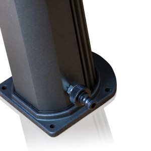 Detailaufnahme der schwarzen Gre Solardusche aus Aluminium mit Wasseranschluss.