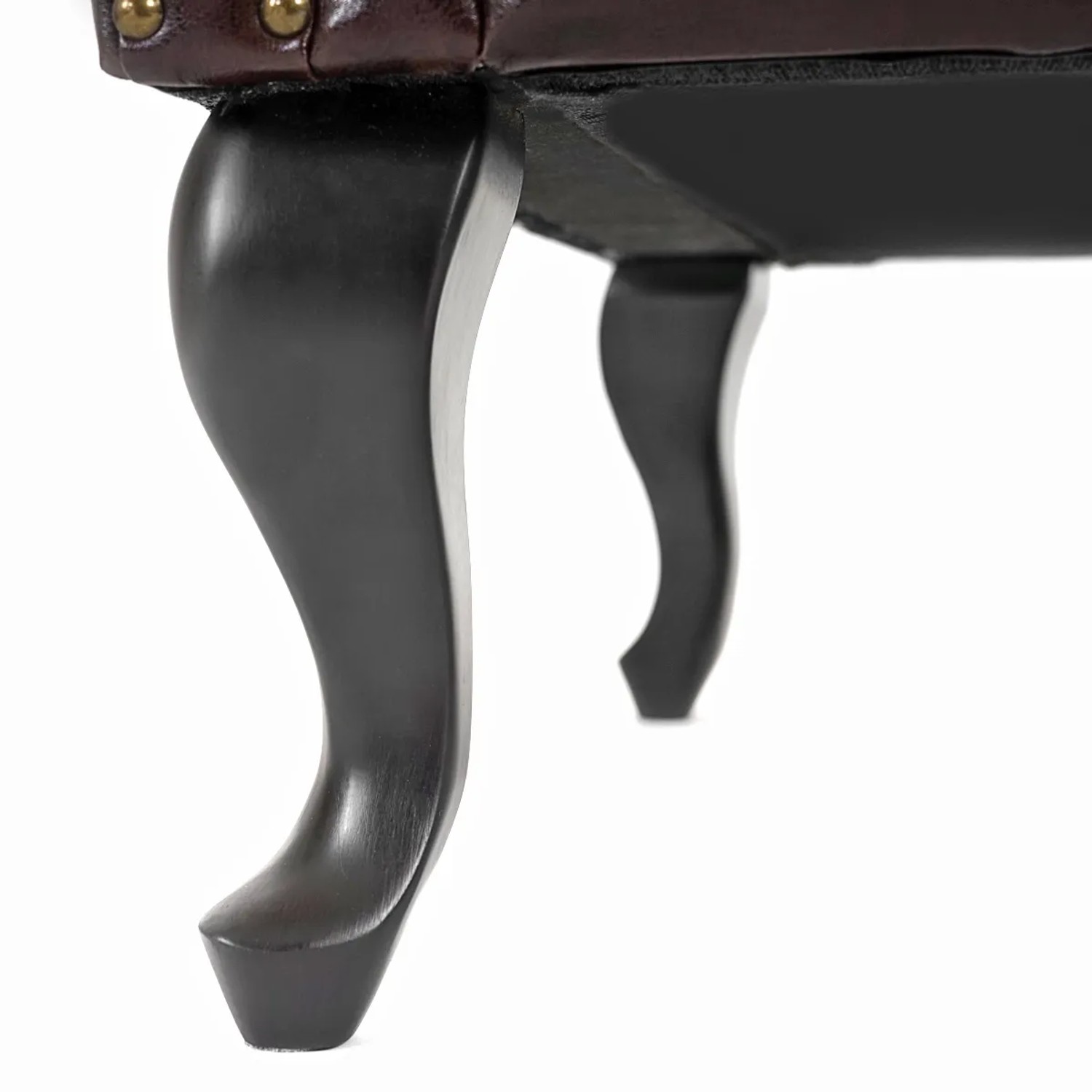 Detailaufnahme: Gedrechselte, schwarze Füße des braunen MCW Relaxsessels Oxford.