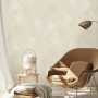 Beige Vliestapete Erismann Elysium Vertex mit geometrischem Muster im Wohnraum.
