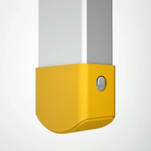 Detailaufnahme: Gelber Anti-Rutsch-Fuß einer PROREGAL Aluminium-Stufenstehleiter.
