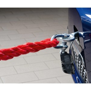Rotes OBI Abschleppseil 4 t mit Schäkel an Abschleppöse eines blauen Autos befestigt.