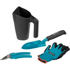 Gardena Kleingeräte-Set: Multifunktionskanne, Blumenkelle, Gartenschere und Gartenhandschuhe.