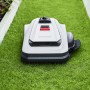 Ecovacs Goat A3000 Mähroboter in Weiß-Schwarz auf Rasen, mit Kantenschneider.
