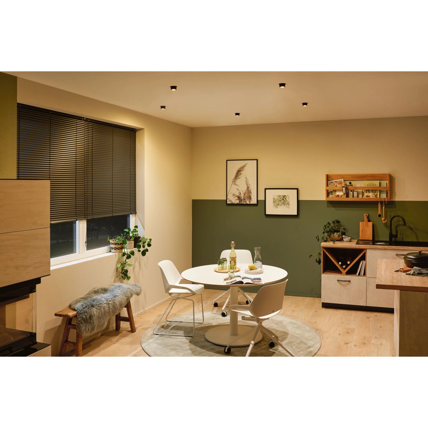 Szene mit dem LED Einbauleuchten-Set Gil Coin, 3er, schwarz matt/gold, in einem modernem Esszimmer.