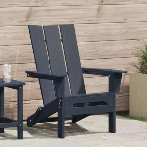 Klappbarer marineblauer Adirondack-Stuhl aus HDPE auf einer Terrasse. Robuster Gartenstuhl für entspannte Stunden im Freien.