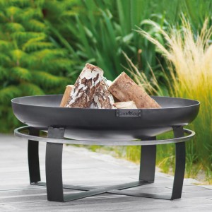 Wilk Feuerschale Viking, Ø 60 cm, aus Stahl mit Holzscheiten im Garten.