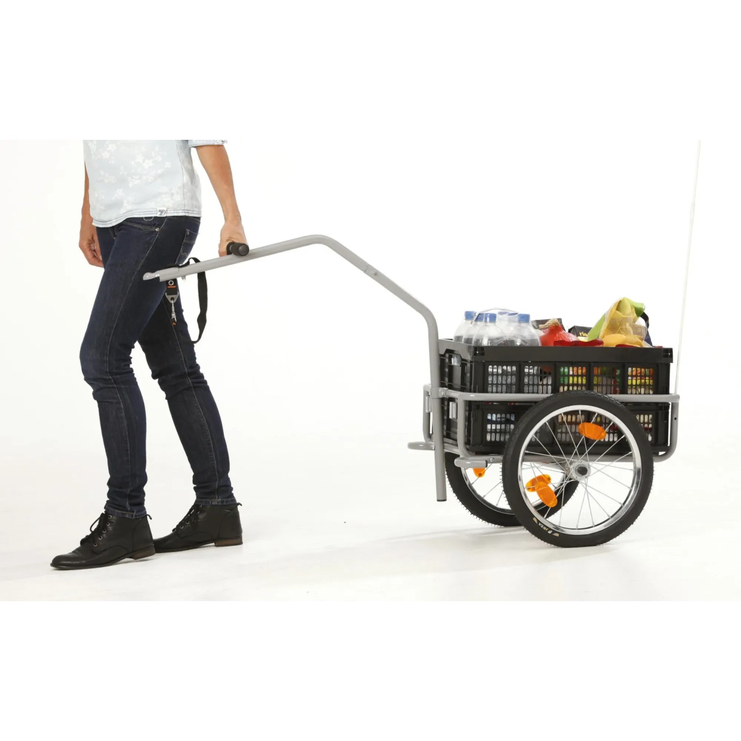 Fischer Lastenanhänger Profi Plus III in Schwarz als Handwagen mit Einkäufen.