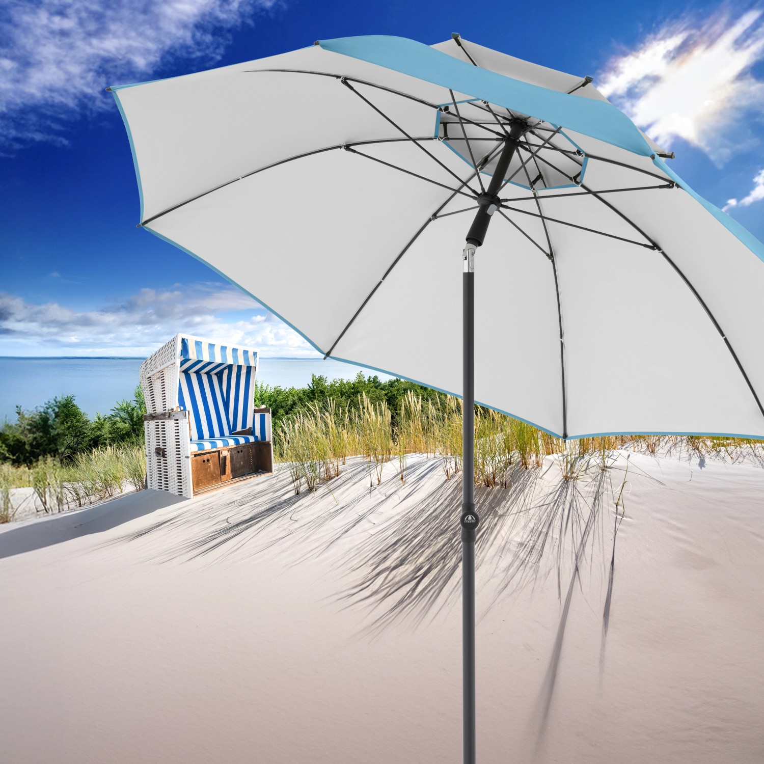 Blauer Doppler Strandschirm Windprofi Neo 200 am Strand mit Strandkorb.