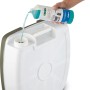 Befüllen der Enders Campingtoilette mit Sanitärflüssigkeit Ensan Green.