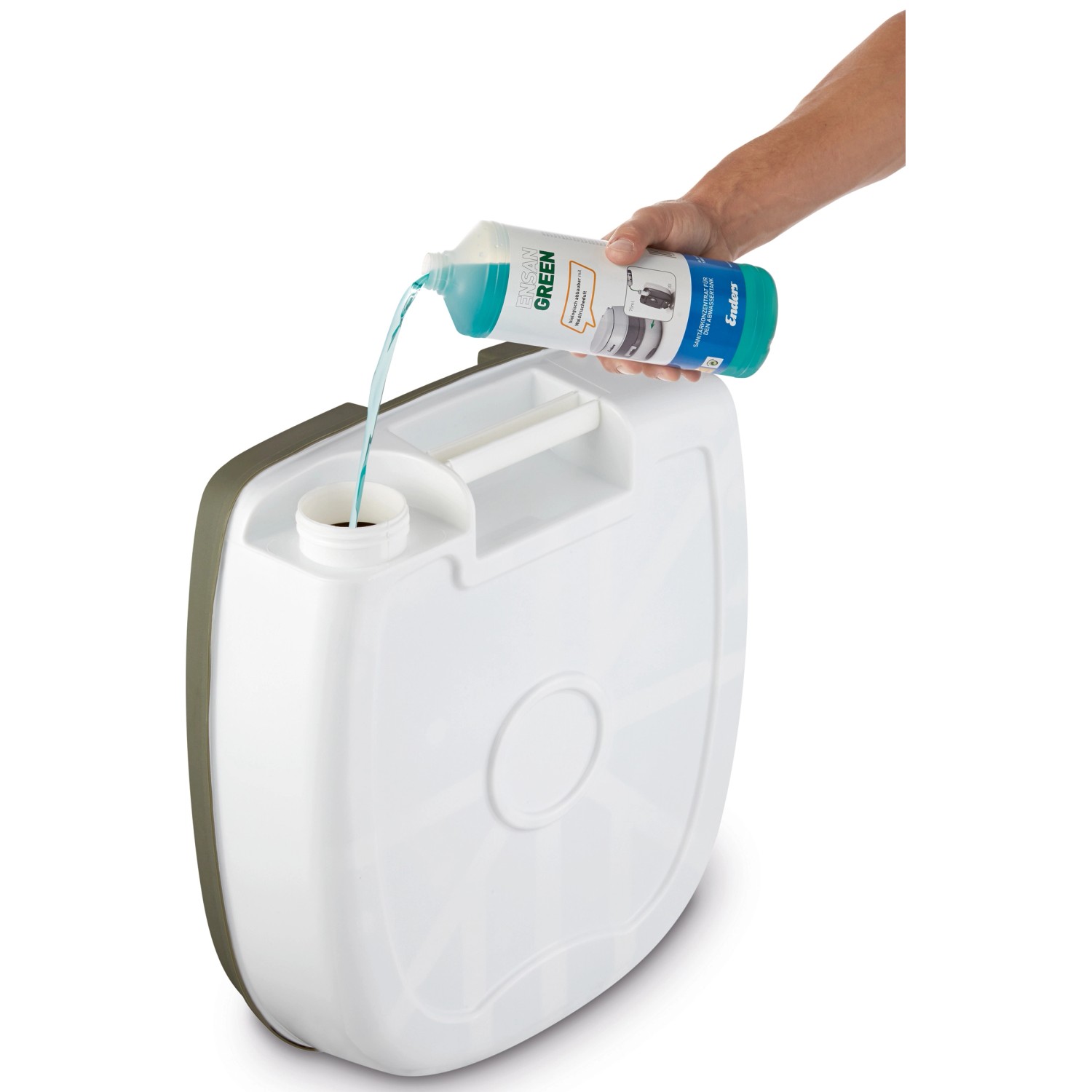 Befüllen der Enders Campingtoilette mit Sanitärflüssigkeit Ensan Green.