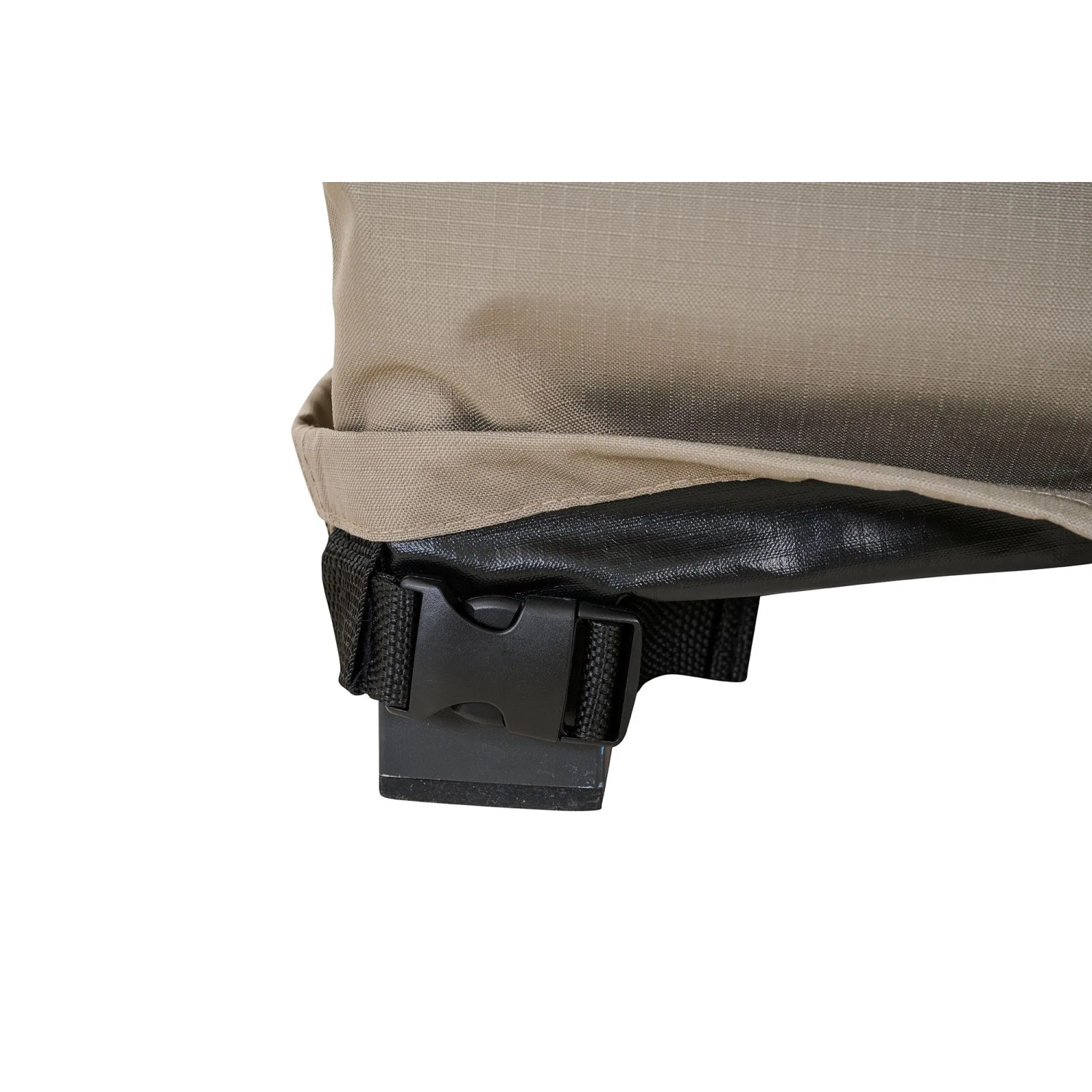 Detailaufnahme: Beige Siena Garden Schutzhülle für Loungesessel mit Klickverschluss.