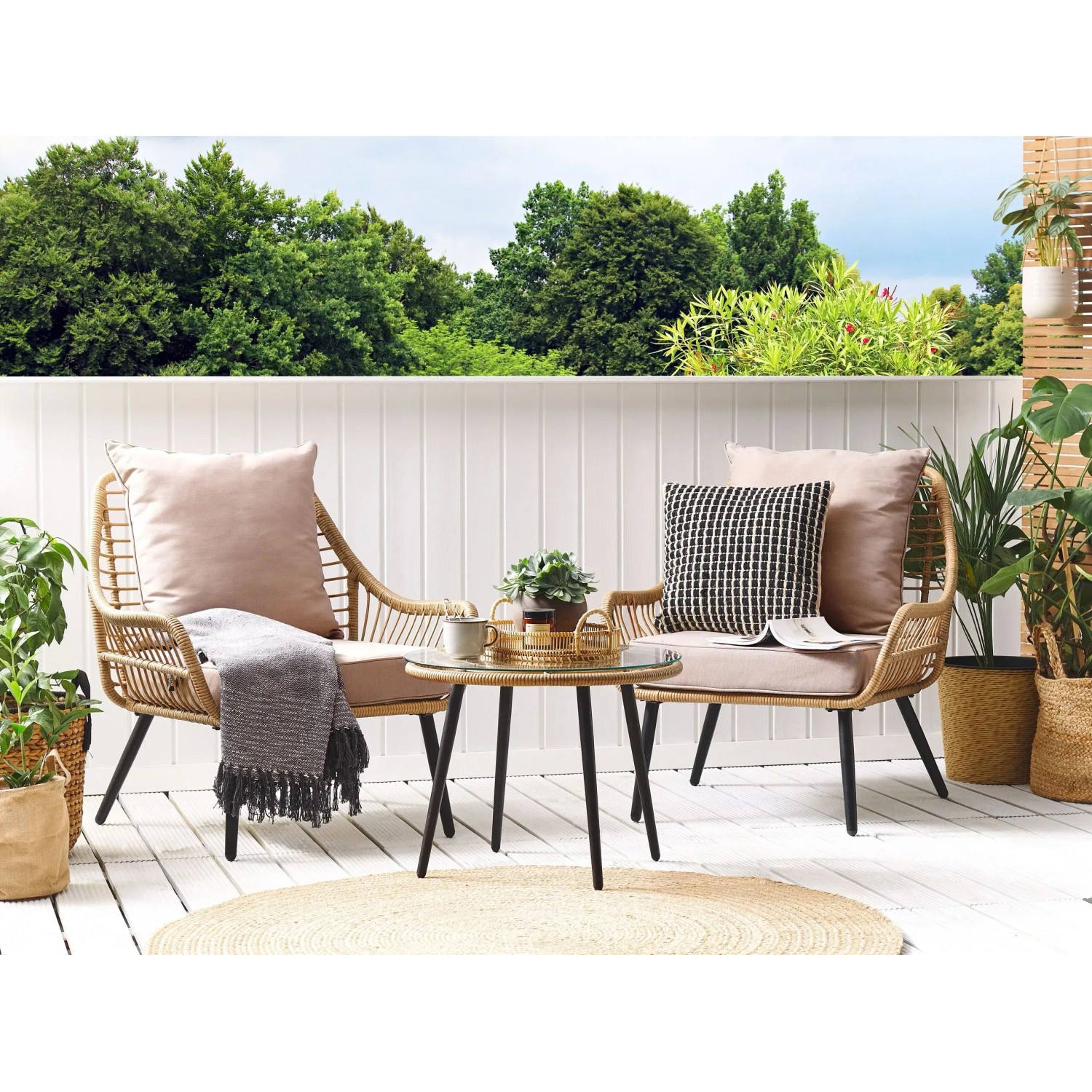 Bistro Set LAURETO in Naturfarben mit zwei Rattanstühlen und Tisch für Balkon oder Terrasse.