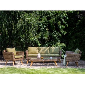 Beliani Lounge Set VITTORIA XL: Braunes Rattansofa, zwei Sessel, Couchtisch mit Glasplatte, olivgrüne Kissen im Garten.