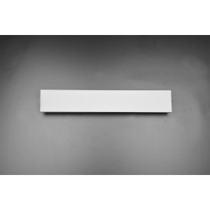 Weiße, rechteckige Trio Leuchten LED-Wandlampe Concha mit Textilschirm an grauer Wand.