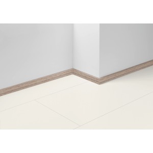 Parador Sockelleiste SL 3 D001 Teak, 40x16x2200 mm, montiert an einer weißen Wand.