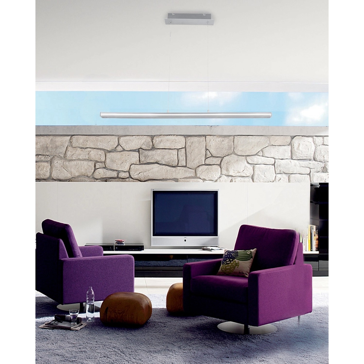 Aluminiumfarbene LED-Pendelleuchte Straight, 103,5 cm, über Esstisch in modernem Wohnzimmer.