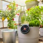 Gardena Solar-Bewässerung Aqua Bloom Set im Einsatz auf Balkon mit Pflanzen.
