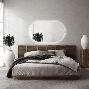 Wallfluent ovaler LED-Spiegel, 52x90 cm, mit Kaltweiß-Beleuchtung über Bett im modernen Schlafzimmer. Für Bad & Wohnzimmer.
