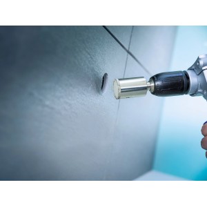 LUX Lochsäge Professional Ø 68 mm im Einsatz an Fliese mit Bohrmaschine.