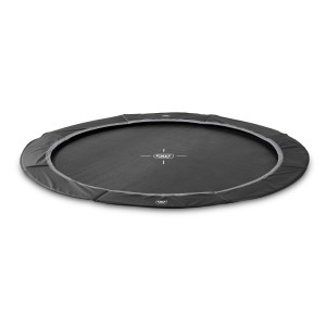Schwarzes, rundes Exit InTerra Bodentrampolin, ebenerdig im Rasen eingebettet, Durchmesser 244 cm.