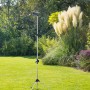LUX Gartendusche, höhenverstellbar, mit Dreifuß im Garten.