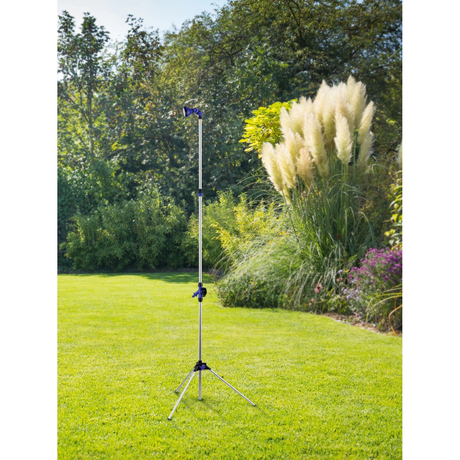 LUX Gartendusche, höhenverstellbar, mit Dreifuß im Garten.