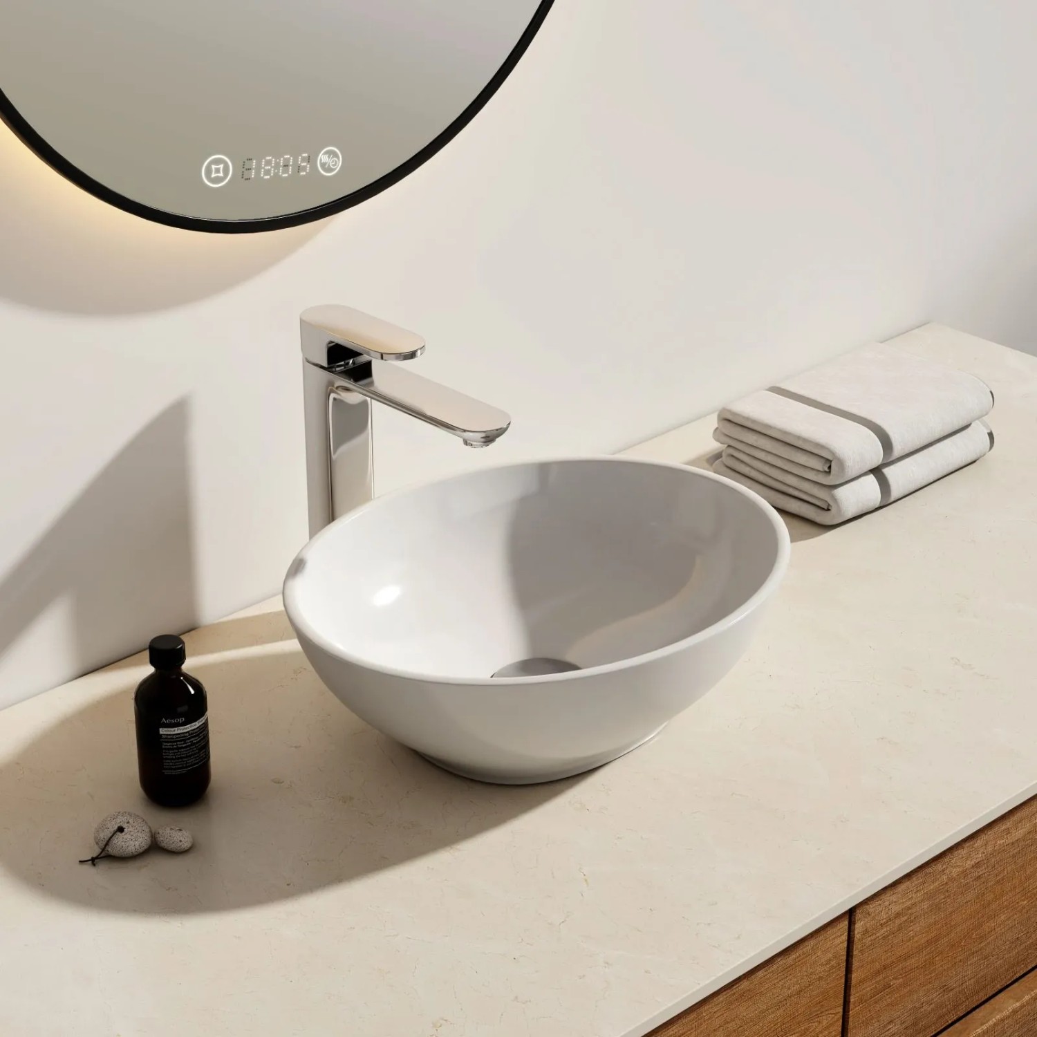 Ovales, weißes Emke Handwaschbecken aus Keramik als Aufsatzwaschbecken im Badezimmer.