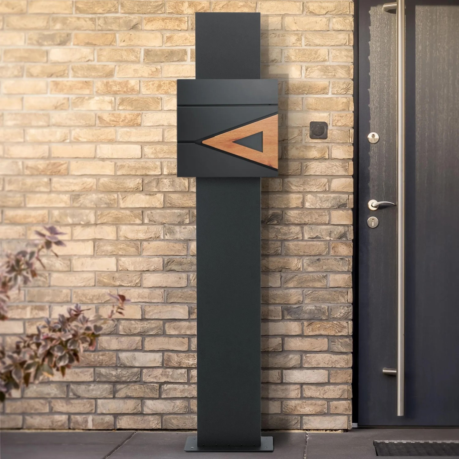 ML-Design Standbriefkasten in Anthrazit/Holzoptik mit Zeitungsfach vor einer Haustür.