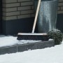 LUX Besen Elasdra mit Stiel (140 cm) zum Reinigen von Schnee vor einer Haustür.