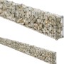 Gabionen Mauergitter Set, verzinkt, 464x20x10 cm, inkl. Bodenanker, gefüllt mit hellen Steinen.