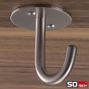 SOTECH Garderobenhaken NELE aus gebürstetem Edelstahl, als Einzelhaken an Holz montiert. Ideal für Garderobe.
