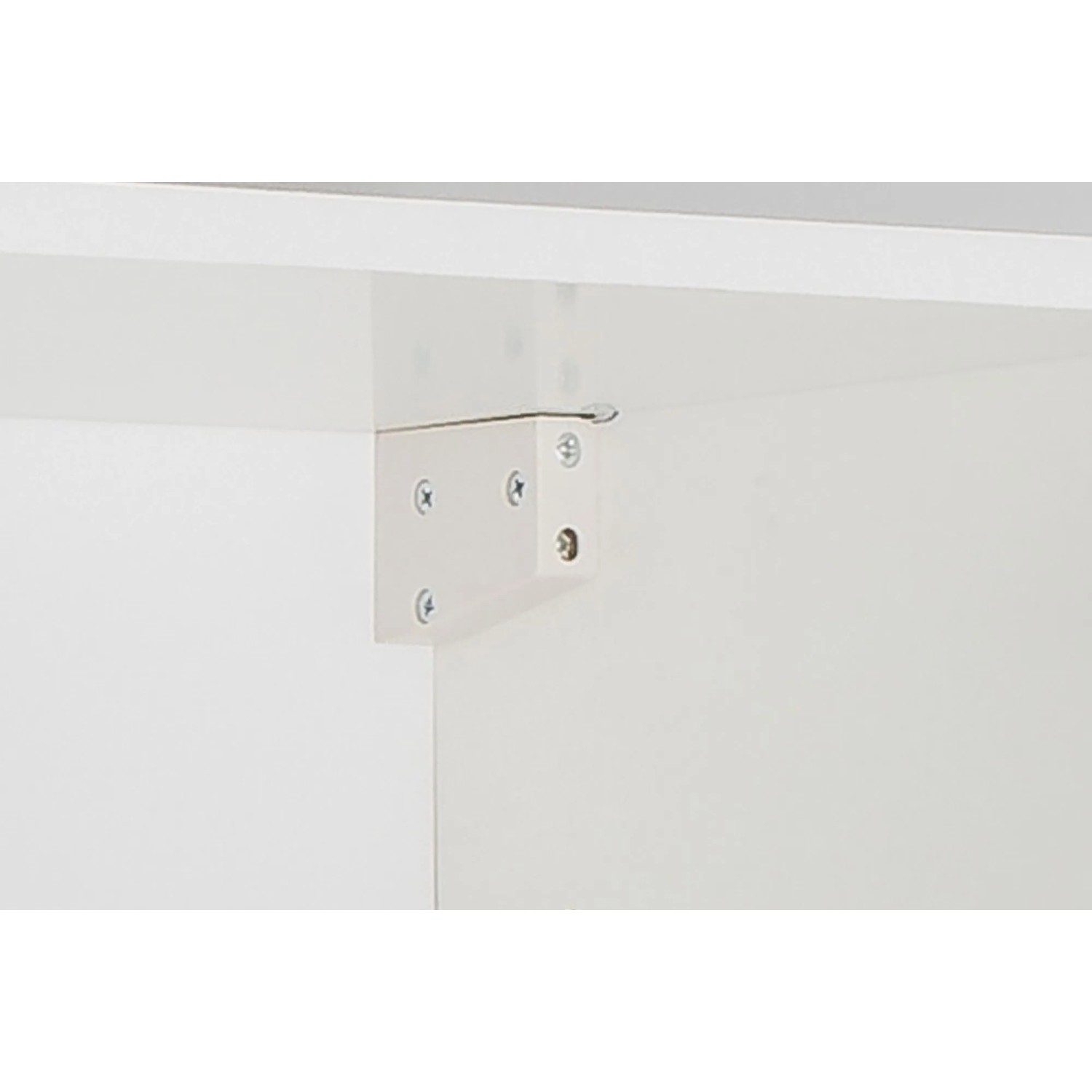 Detailaufnahme: Eckverbindung einer OPTIFIT Küchenzeile in Weiß. Möbelverbinder mit Schrauben.