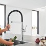Grohe Essence Küchenarmatur Chrom mit SpeedClean Brause beim Gemüsewaschen.