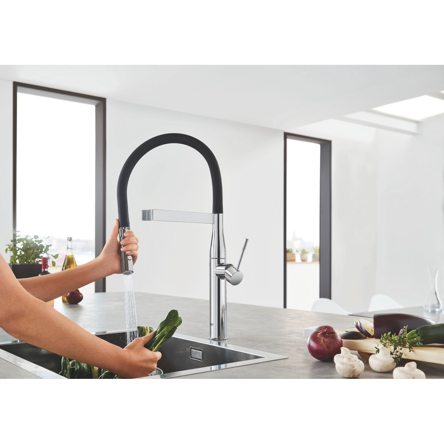 Grohe Essence Küchenarmatur Chrom mit SpeedClean Brause beim Gemüsewaschen.