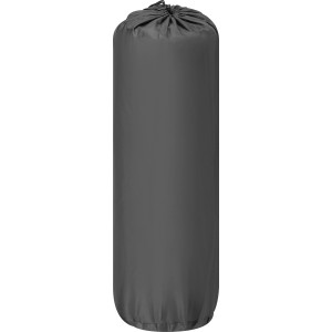 Gerollte, selbstaufblasbare Luftmatratze in Anthrazit im Packsack für Camping & Outdoor.