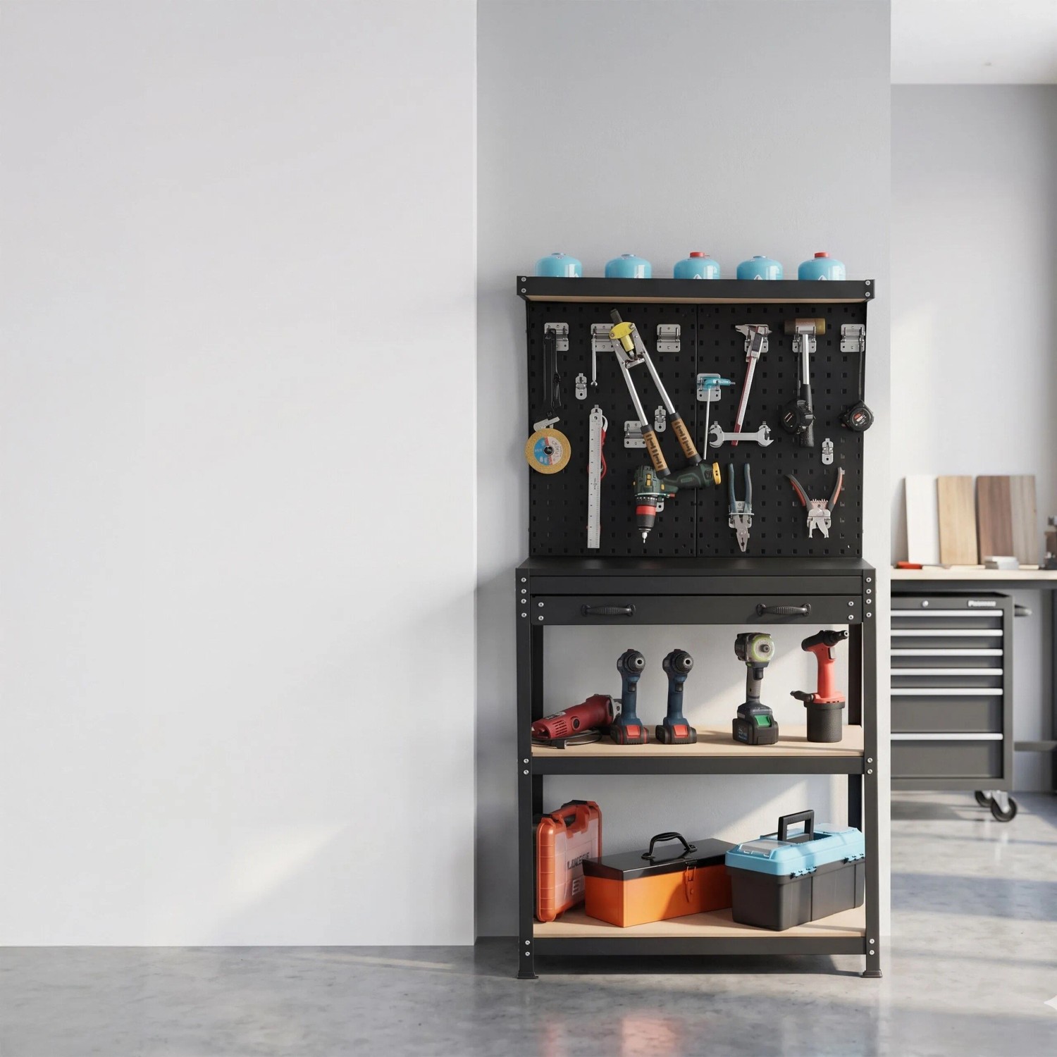 Schwarze Stahl-Werkbank mit MDF-Platte, Lochwand, Schublade und Ablagen, bestückt mit Werkzeug. Für Werkstatt, Garage.