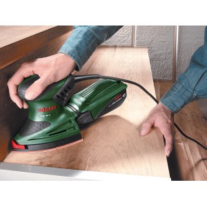 Bosch PSM 160 A Multischleifer in Aktion auf Holz, Schleifmaschine für Ecken und Flächen.