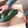 Bosch PSM 160 A Multischleifer in Aktion auf Holz, Schleifmaschine für Ecken und Flächen.