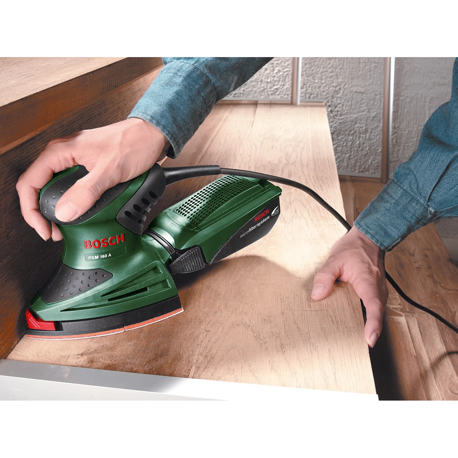 Bosch PSM 160 A Multischleifer in Aktion auf Holz, Schleifmaschine für Ecken und Flächen.