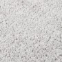 Nahaufnahme eines hellgrauen Shaggy-Teppichs mit weicher, dichter Hochflor-Textur. Ideal für Komfort und Wärme.