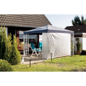 Weiße LUX Gewebeplane 2x3m als Windschutz an Pavillon im Garten.