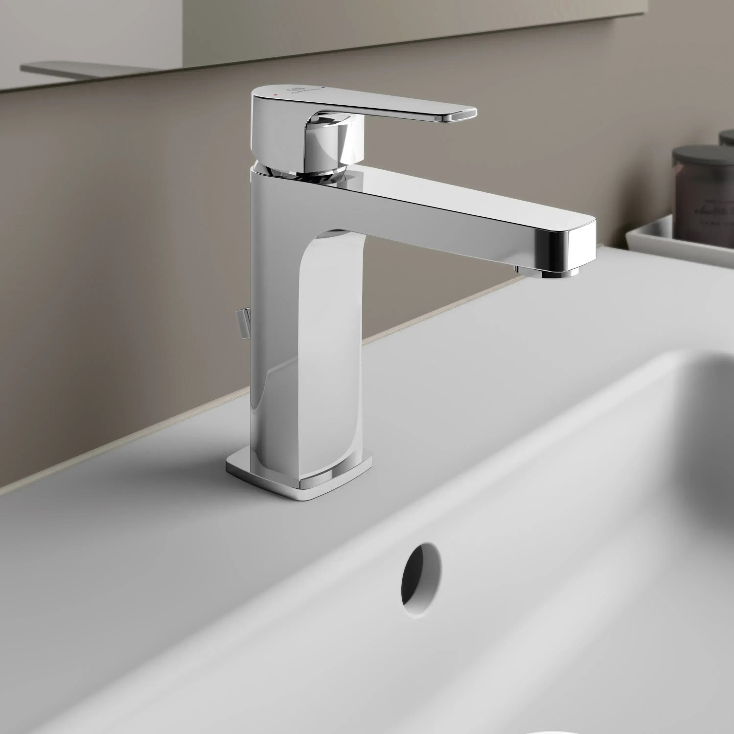 Ideal Standard Cerafine D Waschtischarmatur H105 Chrom auf weißem Waschbecken.