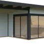Palmako Gartenhaus Andrea Slide Plus, 693x300 cm, weiß-anthrazit, mit Schiebetüren und überdachtem Anbau.