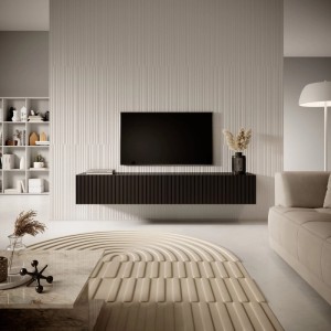 Schwarzes Selsey Veldio TV-Hängeboard mit geriffelter Lamellenfront, schwebend unter TV im modernen Wohnzimmer. Eleganter Stauraum.